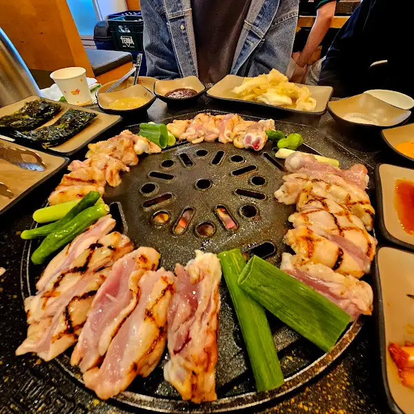 닭갈비 구이가 불판에 얹혀지고 있는 모습