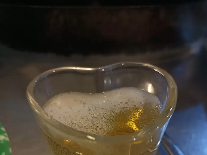 하트 모양 잔에 가득 담긴 시원한 맥주의 모습.