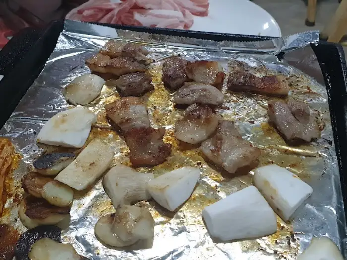 삼겹살과 곁들임 반찬
