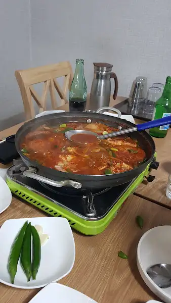 식탁 위 동태찌개와 소주병