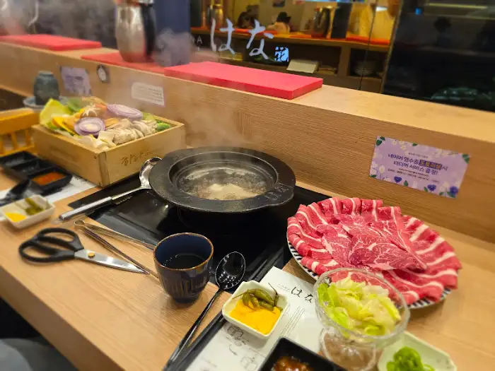 식사 준비가 완료된 테이블 세팅
