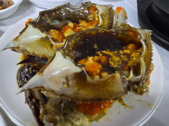접시에 담긴 간장게장 클로즈업