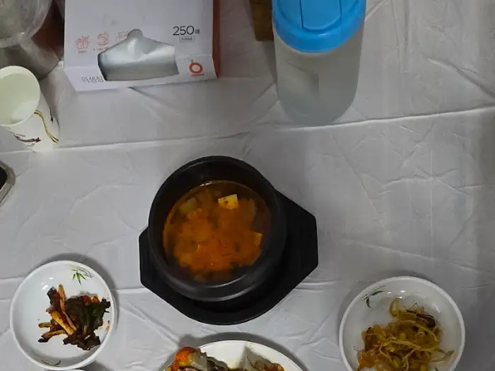 따뜻한 국물이 있는 뚝배기 요리