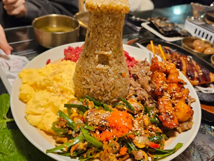 첨성대 모양으로 쌓인 밥과 함께 푸짐하게 담긴 세트 메뉴