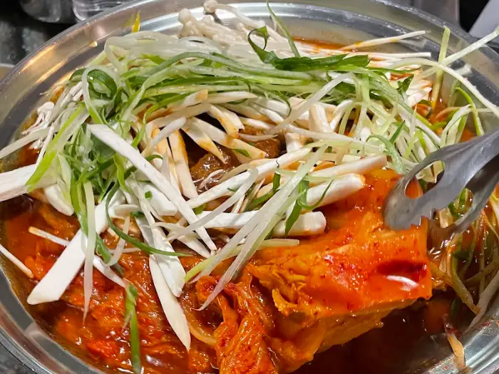 매콤한 국물 위로 덮인 푸짐한 채소와 버섯