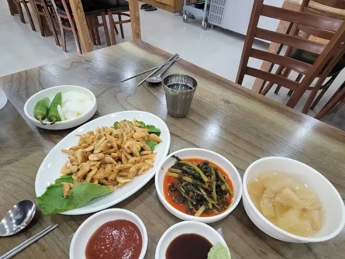 식사 준비가 완료된 테이블 모습