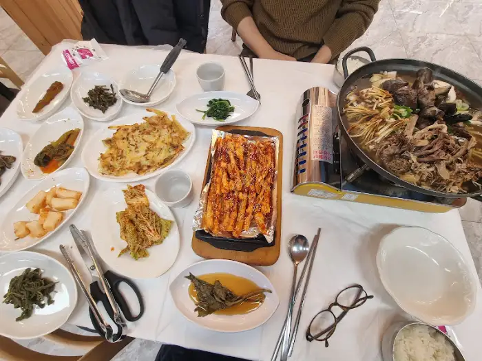 산버섯전골과 반찬 상차림
