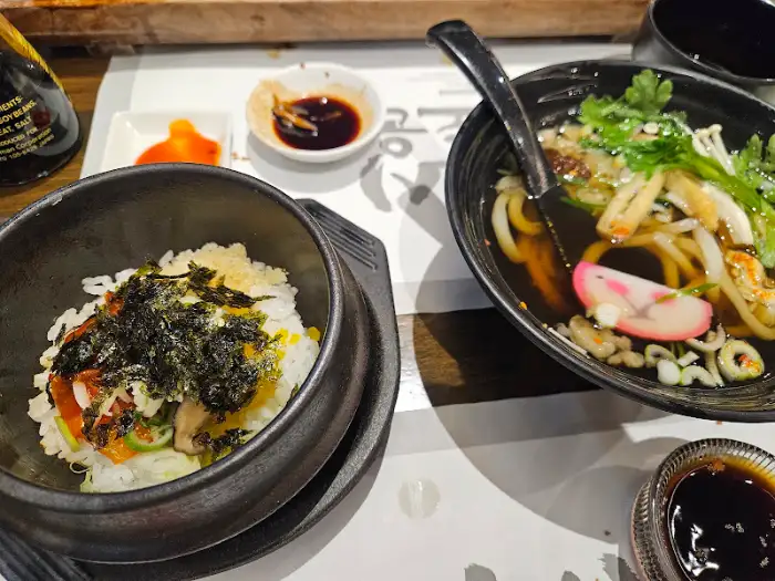 따뜻한 우동과 밥 메뉴