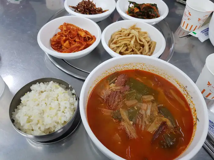 밥그릇과 육개장, 그리고 4개의 반찬 그릇
