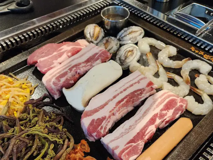 푸짐하게 차려진 흑돼지 구이 한상