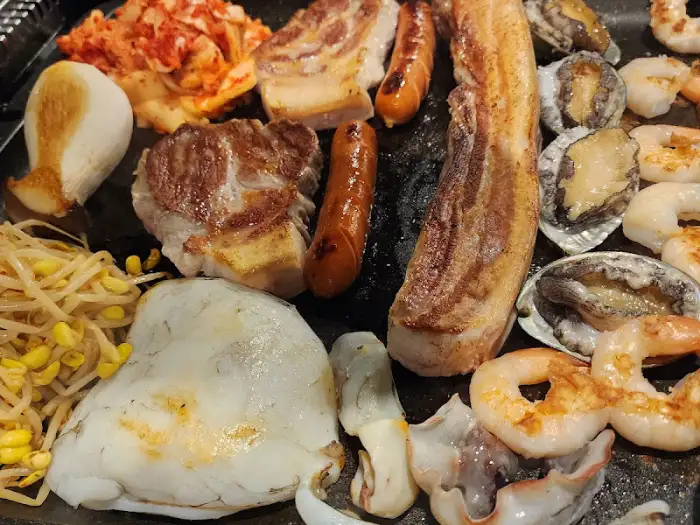 노릇하게 구워진 흑돼지와 해산물, 김치
