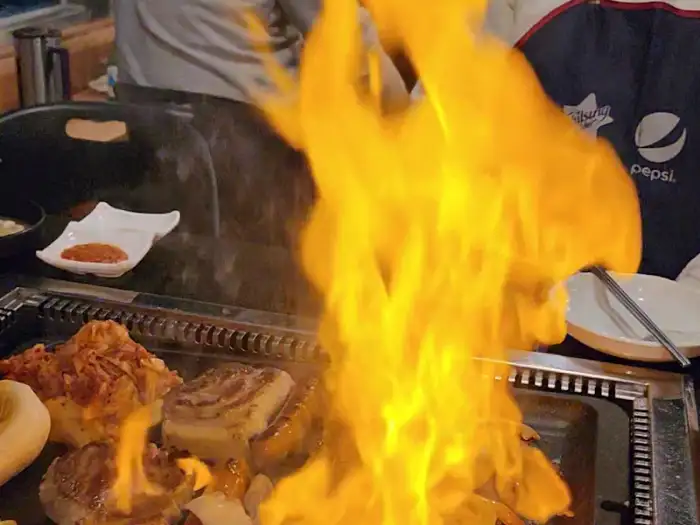 활활 타오르는 불꽃과 함께 익어가는 흑돼지