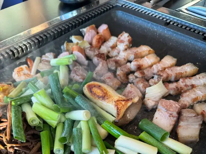 다양한 재료들이 철판 위에서 맛있게 익어가는 모습