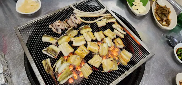 잘 구워진 장어 조각들