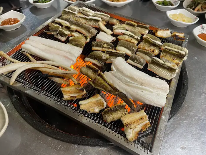 푸짐하게 차려진 장어구이 한상