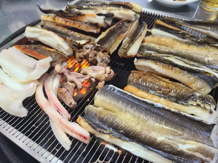 숯불 위에서 맛있게 익어가는 장어