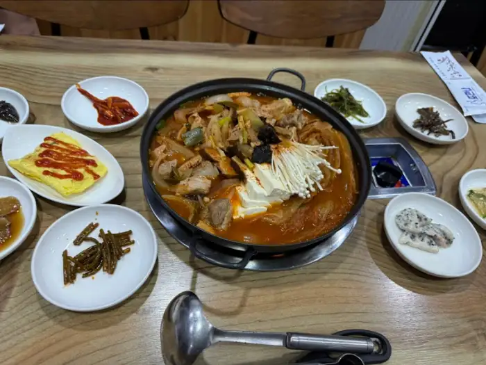 김치찜이 끓고 있는 모습