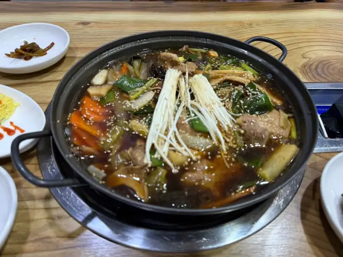 갈비찜이 담긴 솥