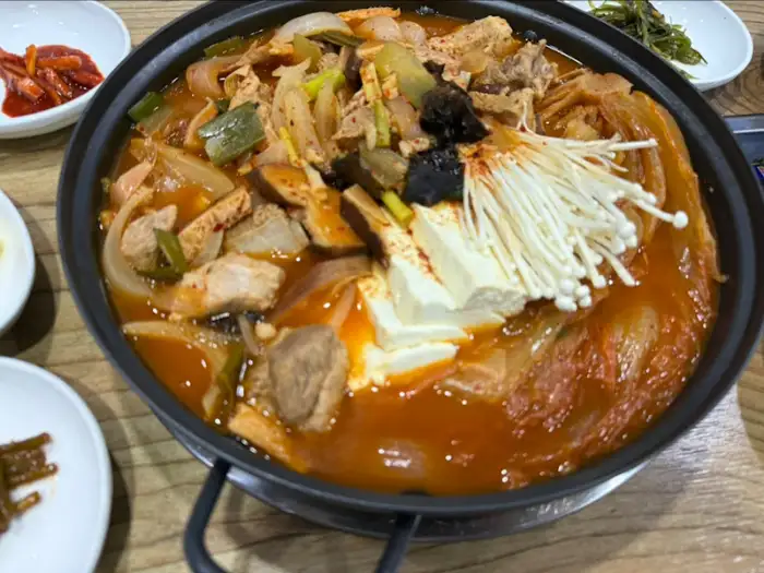 김치찜 속 돼지고기와 두부