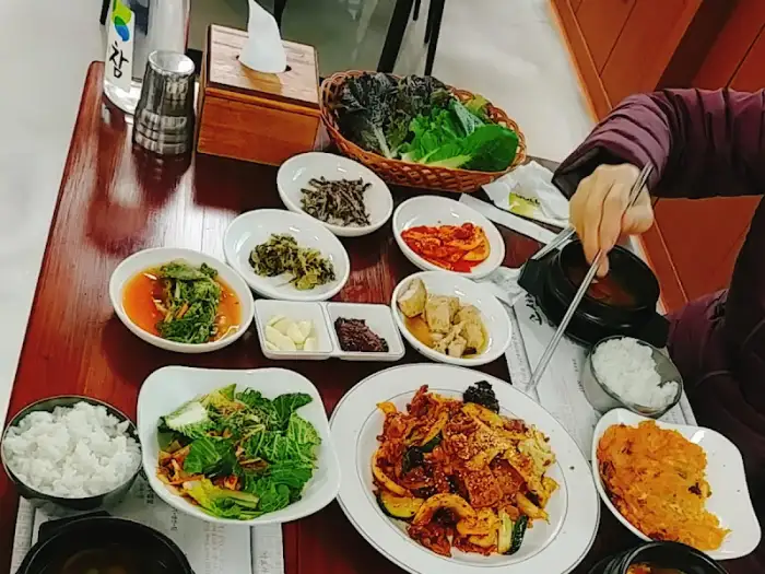테이블에 차려진 다양한 반찬들