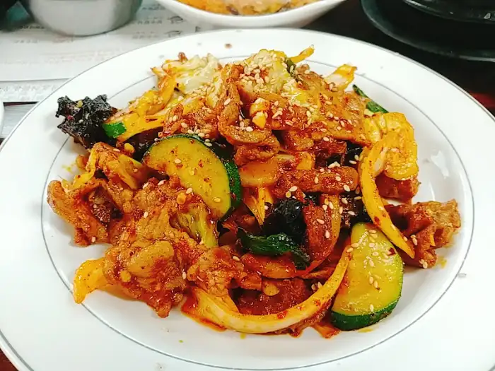 매콤하게 볶아진 돼지고기 요리
