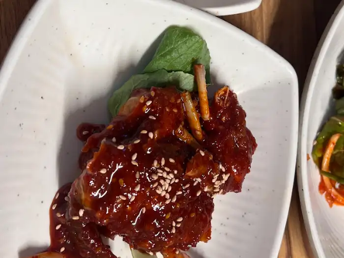 빨간 양념에 버무려진 조개 요리