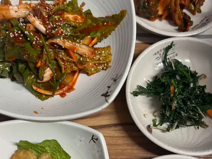 신선한 야채와 함께 나온 메인 요리