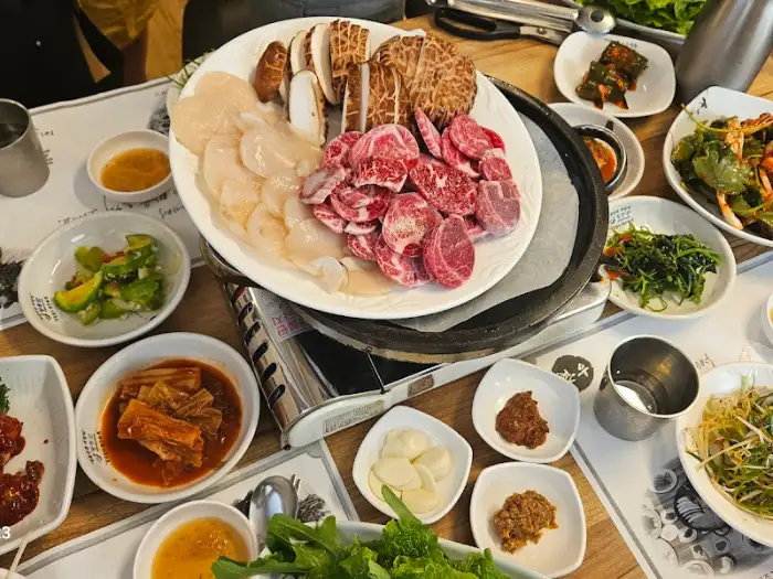 정갈하게 차려진 한우 삼합 한상차림