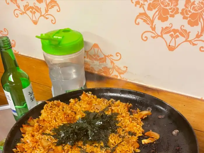 볶음밥 위에 김가루와 파가 뿌려진 모습