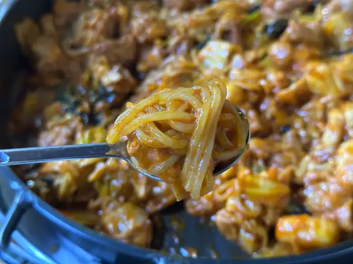 숟가락으로 떠낸 닭갈비와 면사리