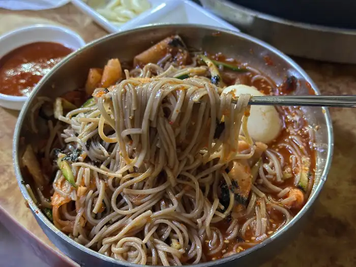 푸짐하게 담긴 동치미 막국수