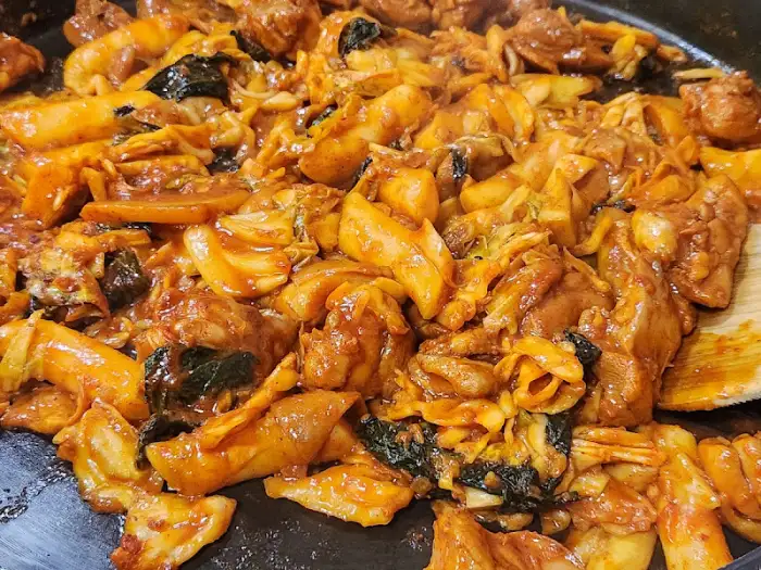 철판 위에서 볶아지는 닭갈비 볶음밥