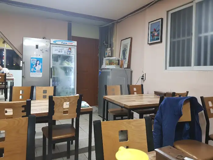 식당 내부 테이블과 의자