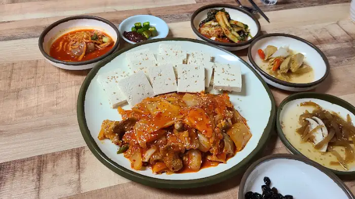 김치찌개와 닭볶음탕이 담긴 상차림