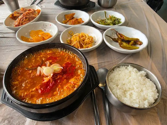 순두부찌개, 밥, 그리고 여러 반찬 세팅