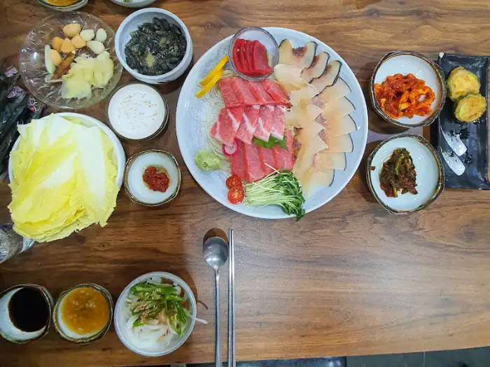 테이블에 차려진 다양한 음식들