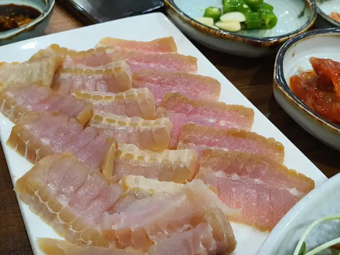 푸짐하게 담긴 또 다른 고래고기 요리