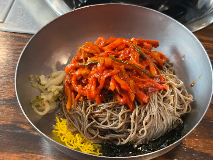 비빔막국수 비비는 모습