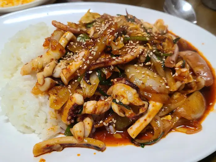 푸짐한 오징어덮밥