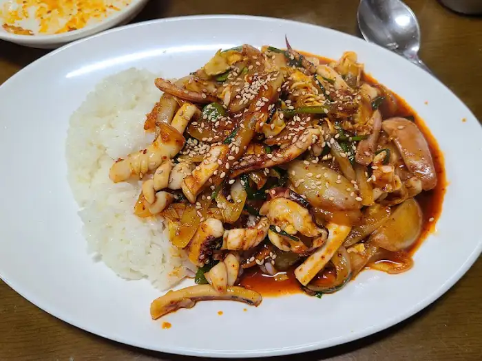 오징어덮밥 근접 촬영