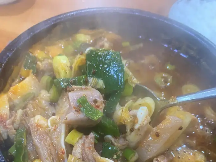 국자에 담긴 순대국 건더기