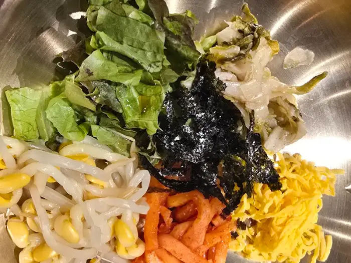 다양한 나물 비빔밥 재료