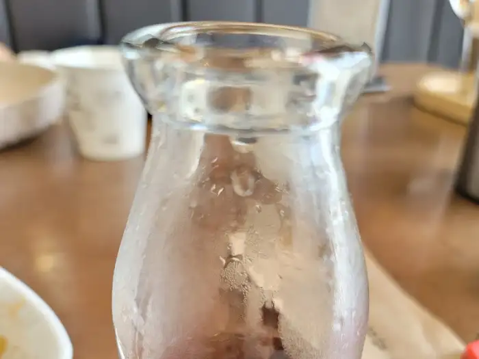 음료가 담긴 빈 병