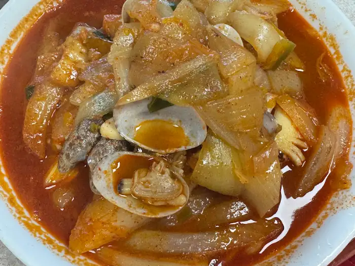 짬뽕밥의 얼큰한 국물과 건더기 모습