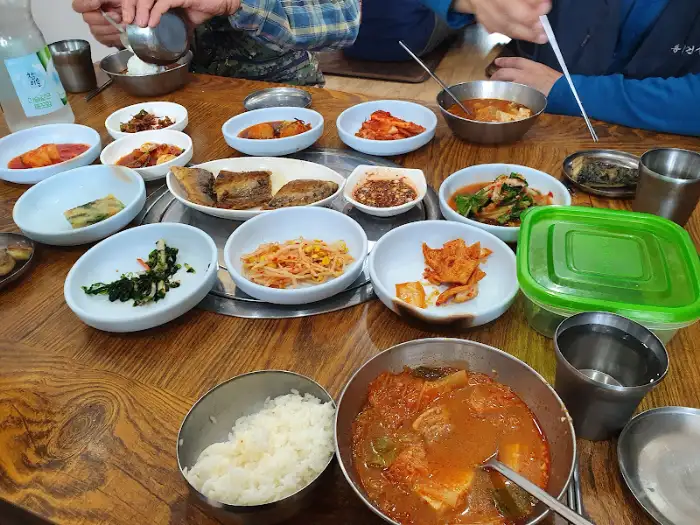 테이블에 차려진 푸짐한 한상차림
