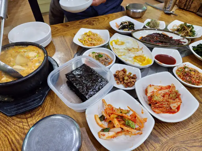 김이 모락모락 나는 청국장과 밑반찬들