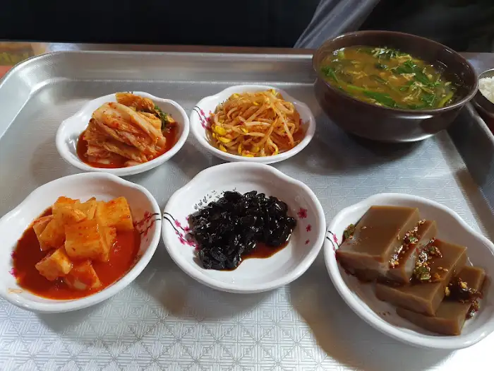 다양한 밑반찬과 함께 제공되는 올갱이국