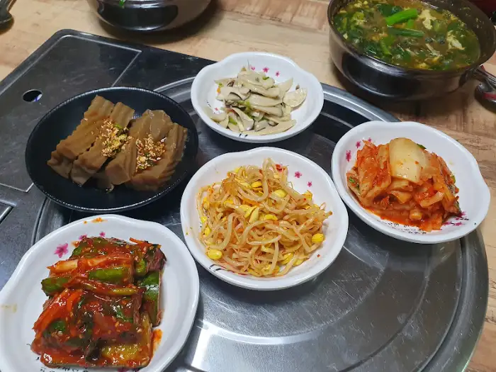 다양하게 차려진 밑반찬들