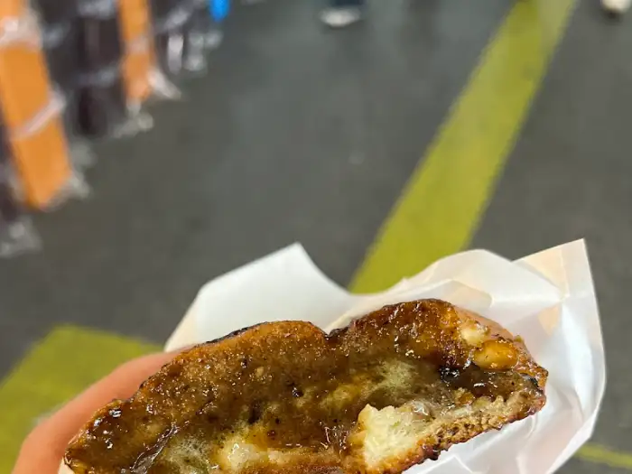 반으로 가른 흑마늘 소금빵 속