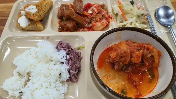 푸짐하게 차려진 집밥 스타일의 한상차림
